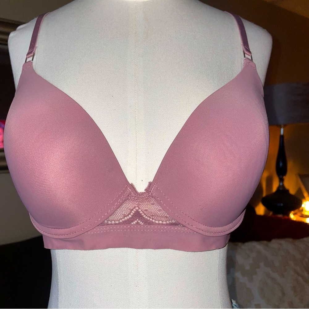 Tahari Lightly padded lace bra. Size 36B. NWOT. Underwire bra. Demi Bra